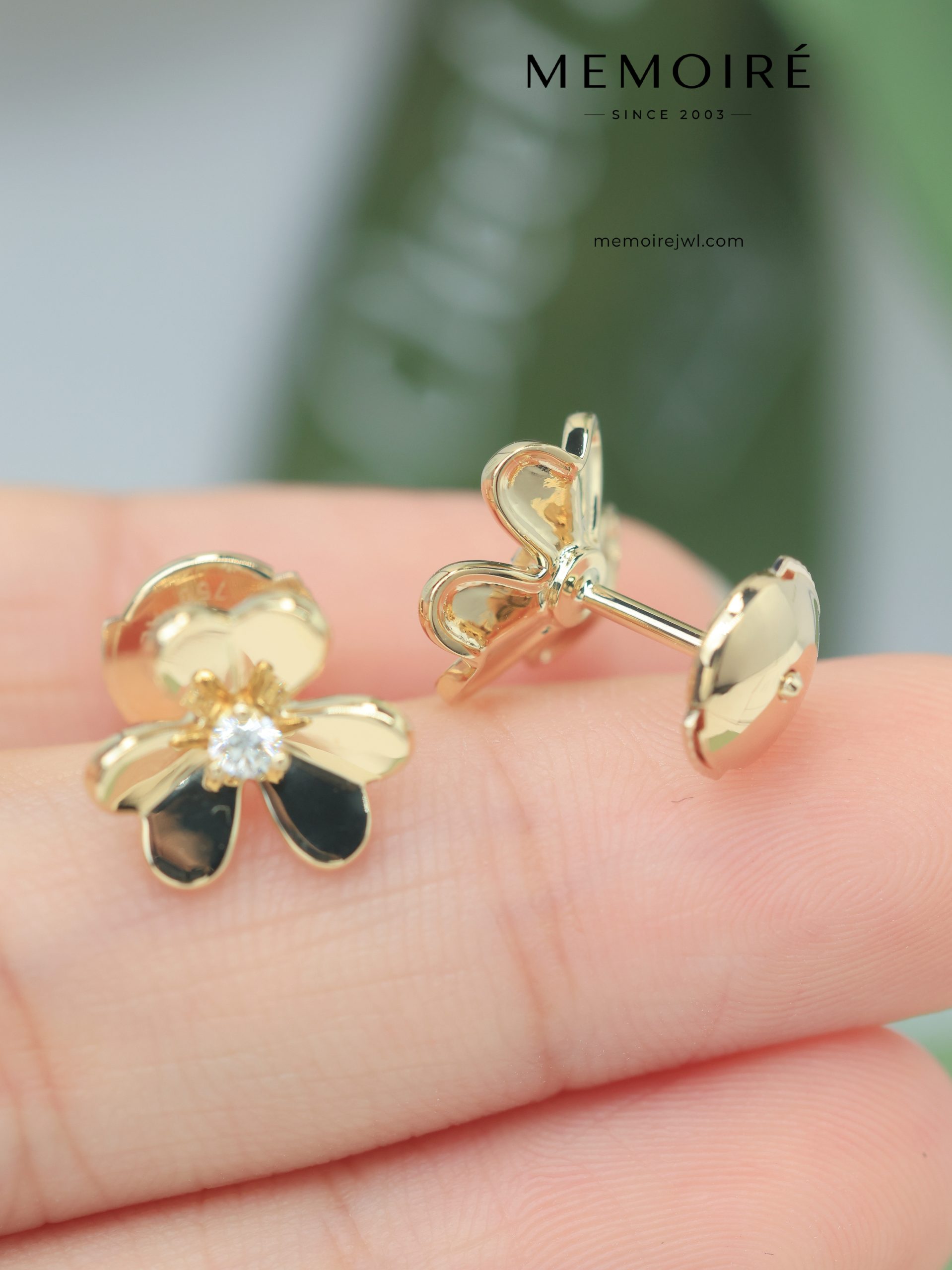 MEMOIRÉ 18K Yellow Gold Flower Stud Earrings with Center Diamond - Image 4