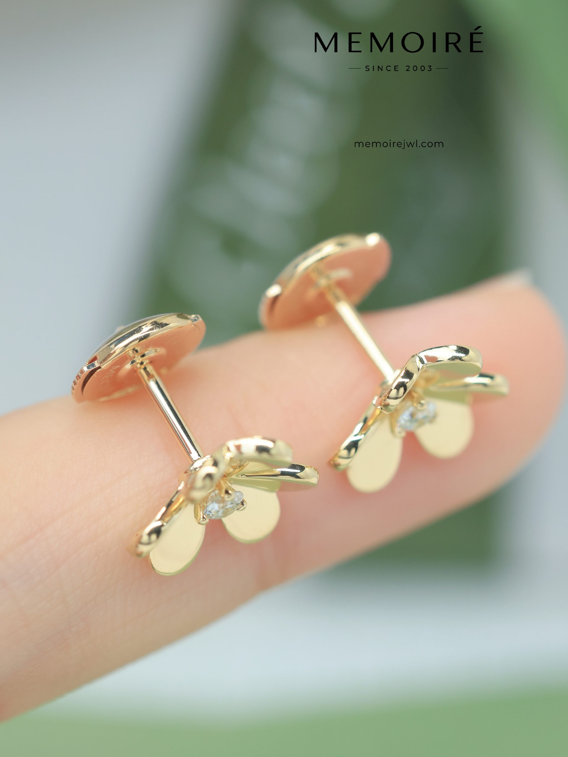MEMOIRÉ 18K Yellow Gold Flower Stud Earrings with Center Diamond - Image 5