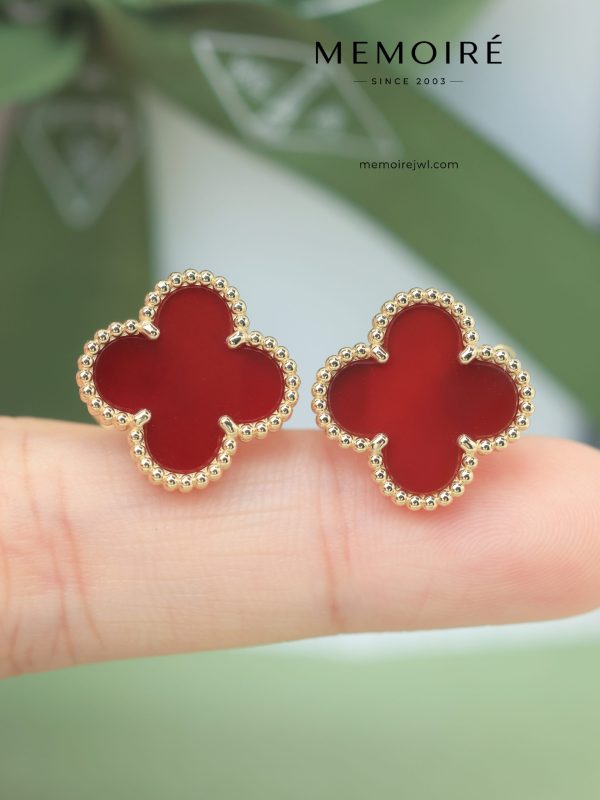 MEMOIRÉ 18K Yellow Gold Red Agate Clover Stud Earrings