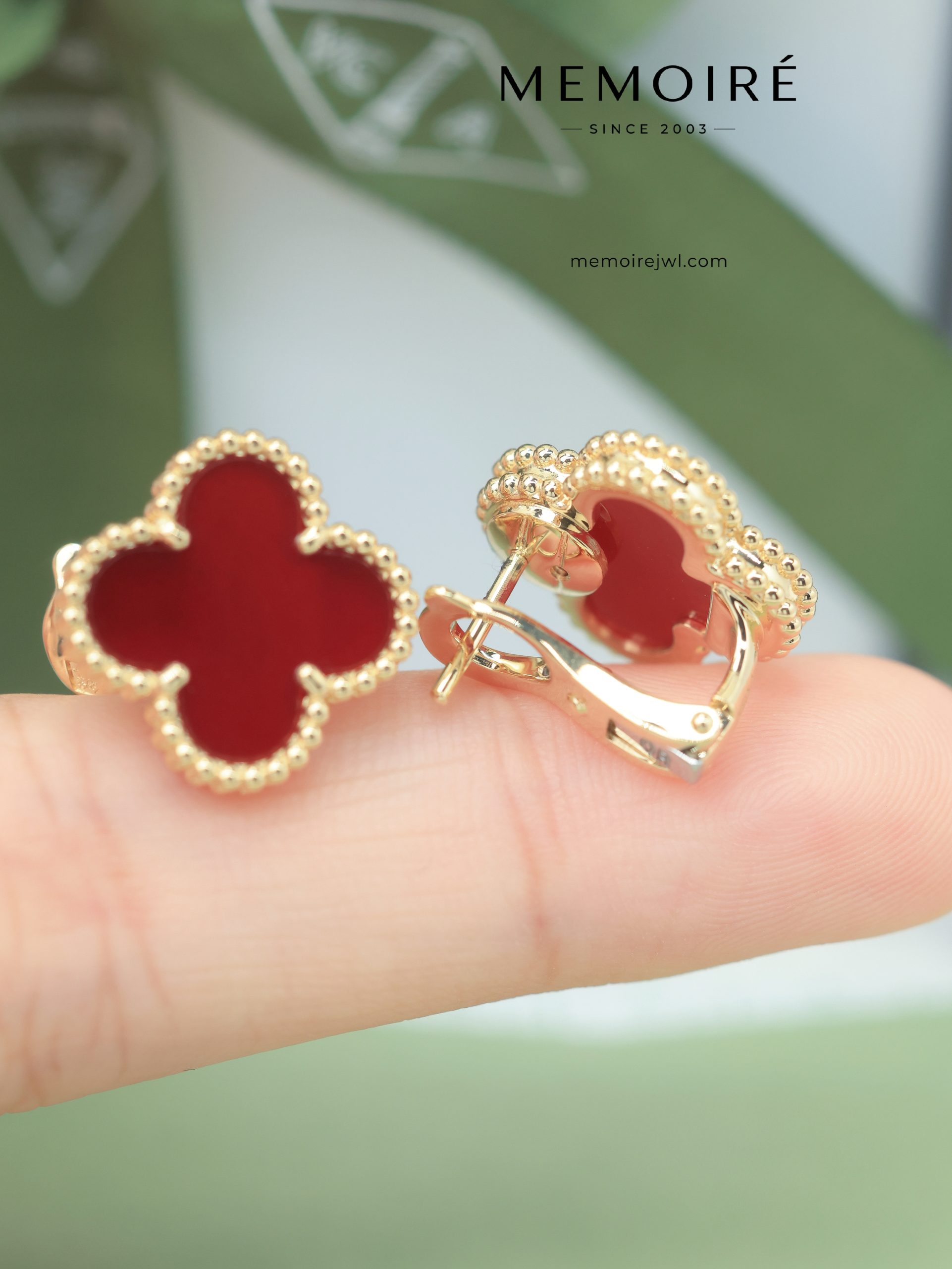 MEMOIRÉ 18K Yellow Gold Red Agate Clover Stud Earrings - Image 3