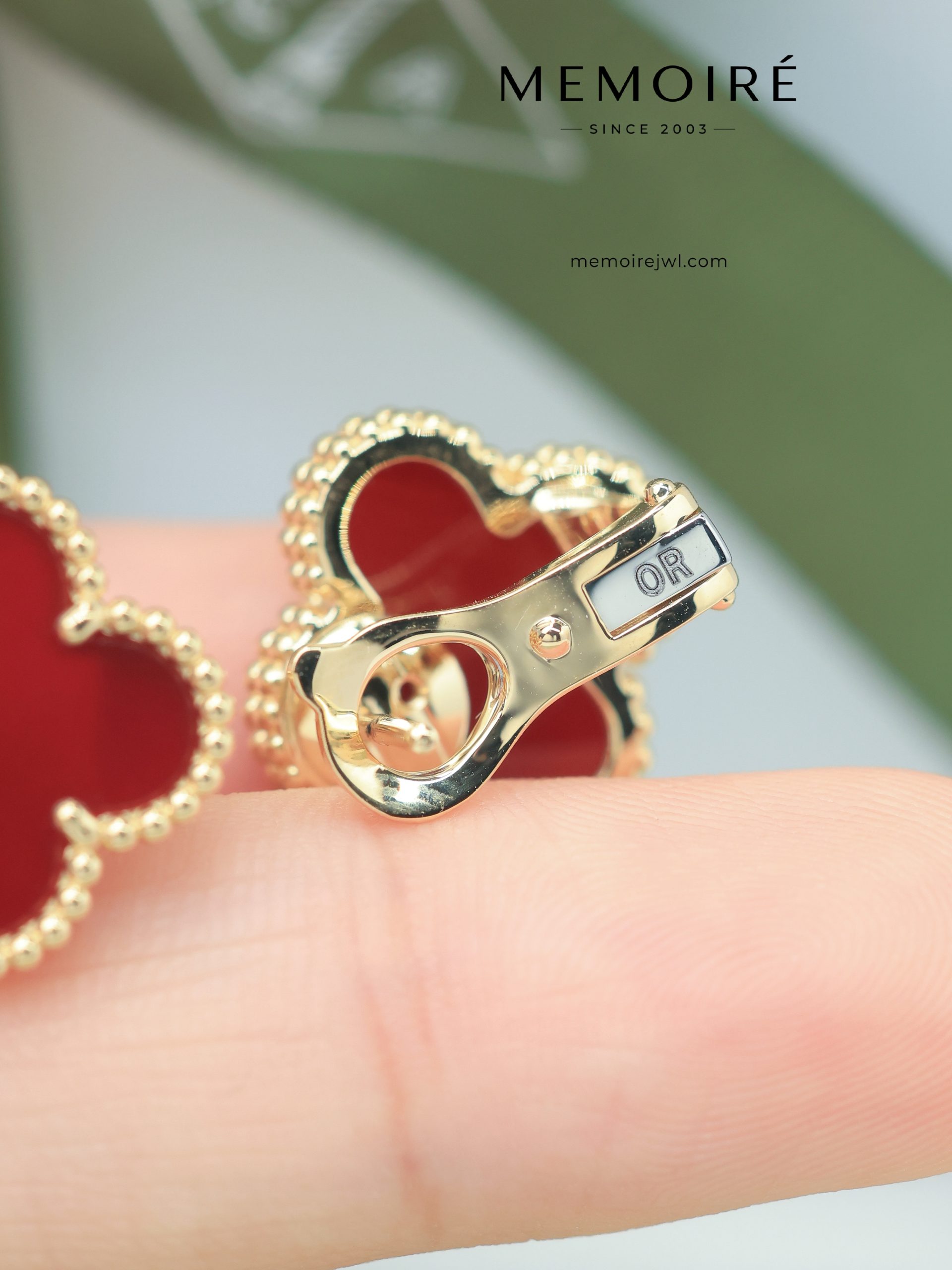 MEMOIRÉ 18K Yellow Gold Red Agate Clover Stud Earrings - Image 4