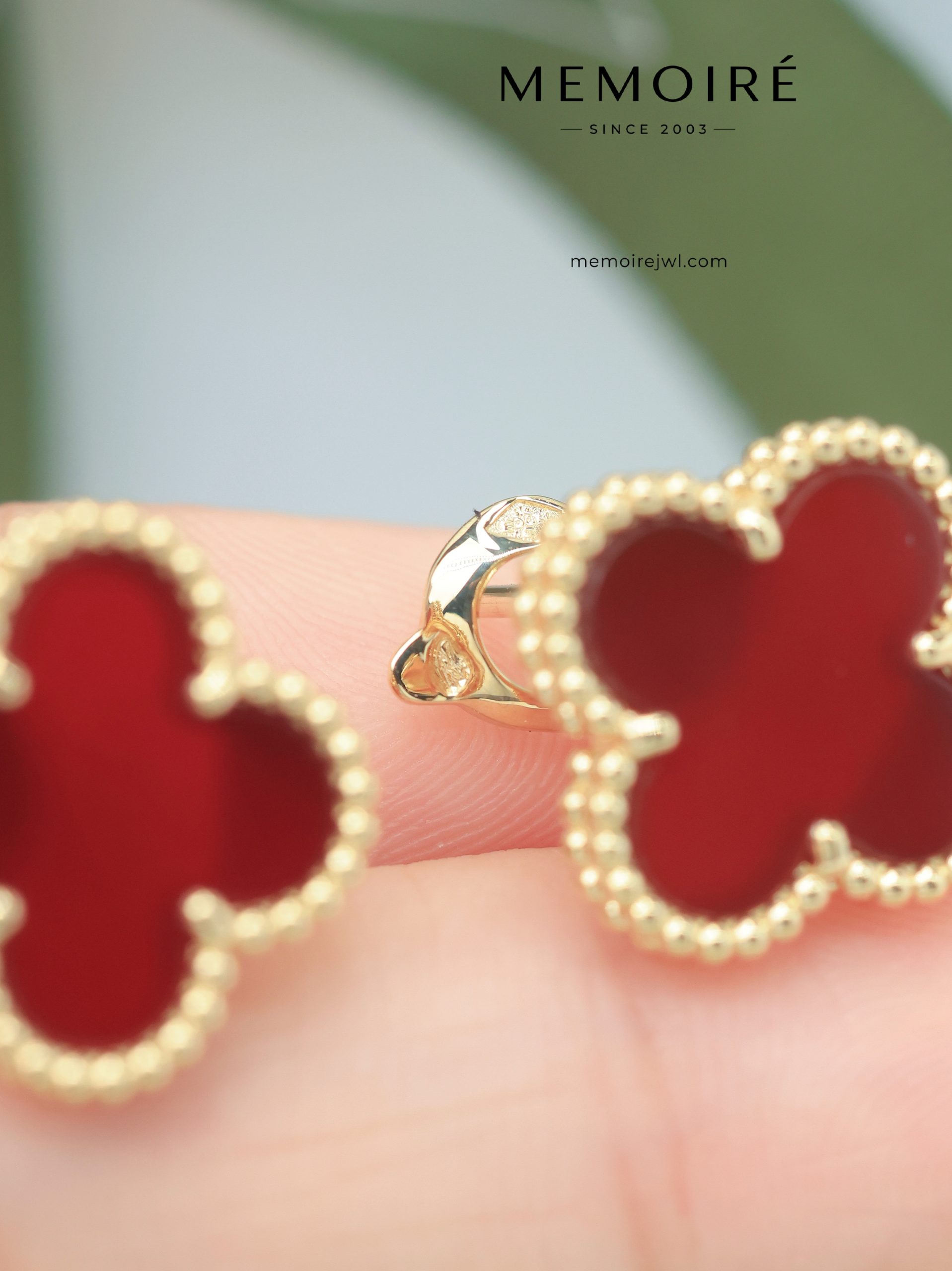 MEMOIRÉ 18K Yellow Gold Red Agate Clover Stud Earrings - Image 5