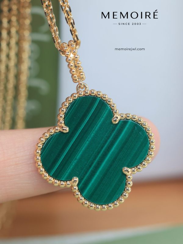 MEMOIRÉ 18K Yellow Gold Malachite Clover Pendant Necklace