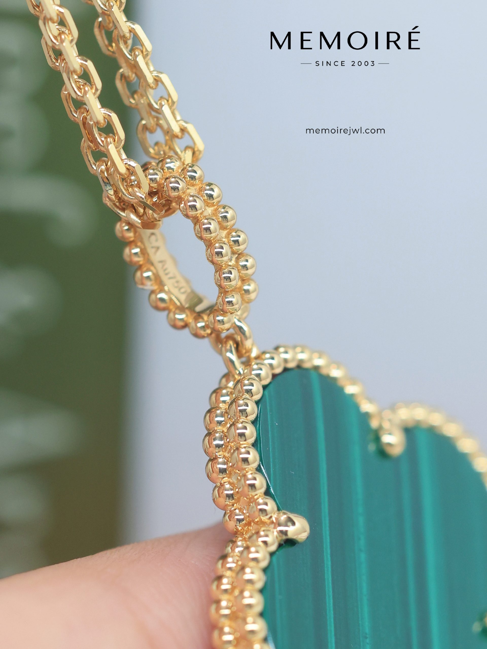 MEMOIRÉ 18K Yellow Gold Malachite Clover Pendant Necklace - Image 3