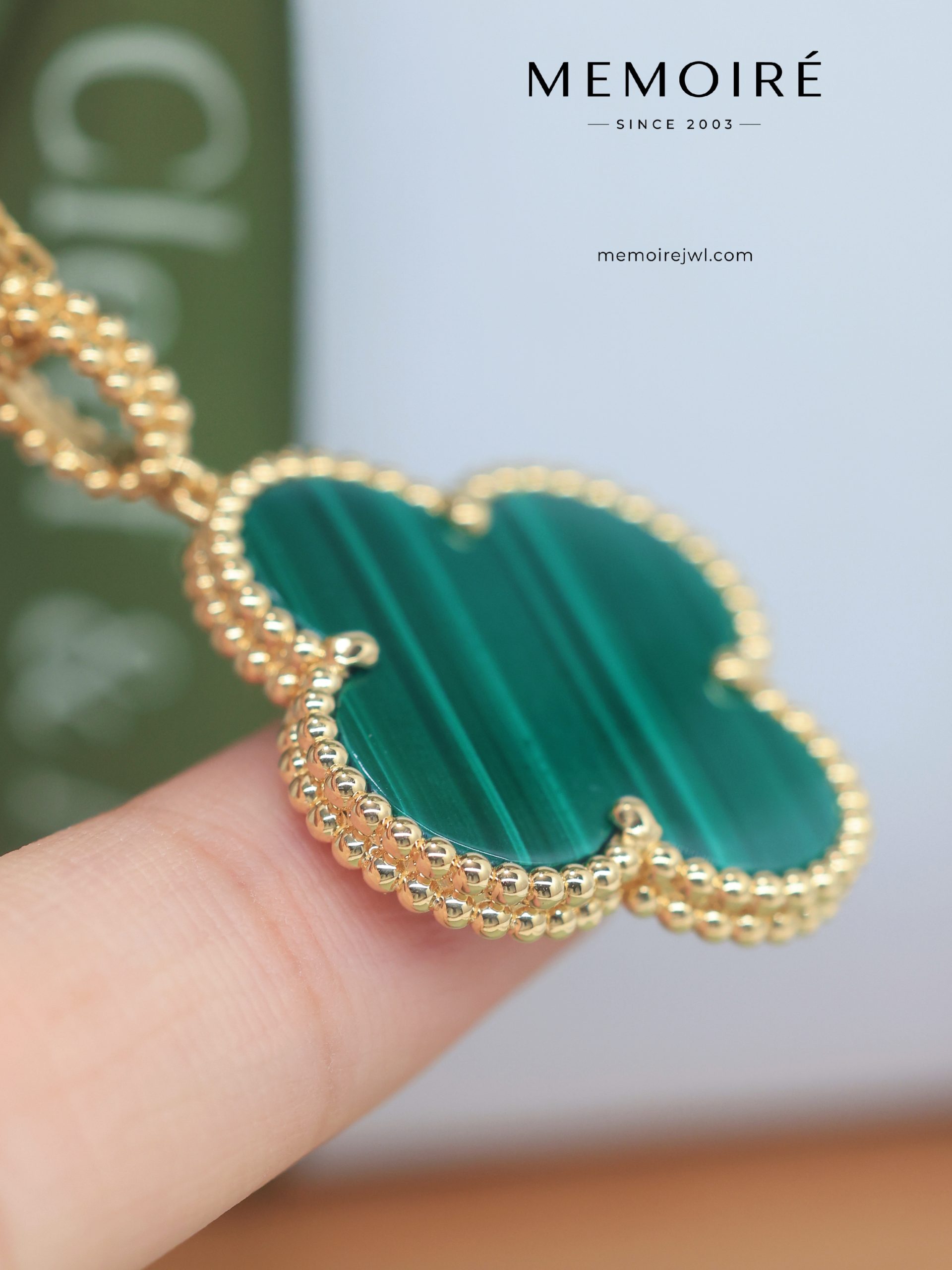 MEMOIRÉ 18K Yellow Gold Malachite Clover Pendant Necklace - Image 4