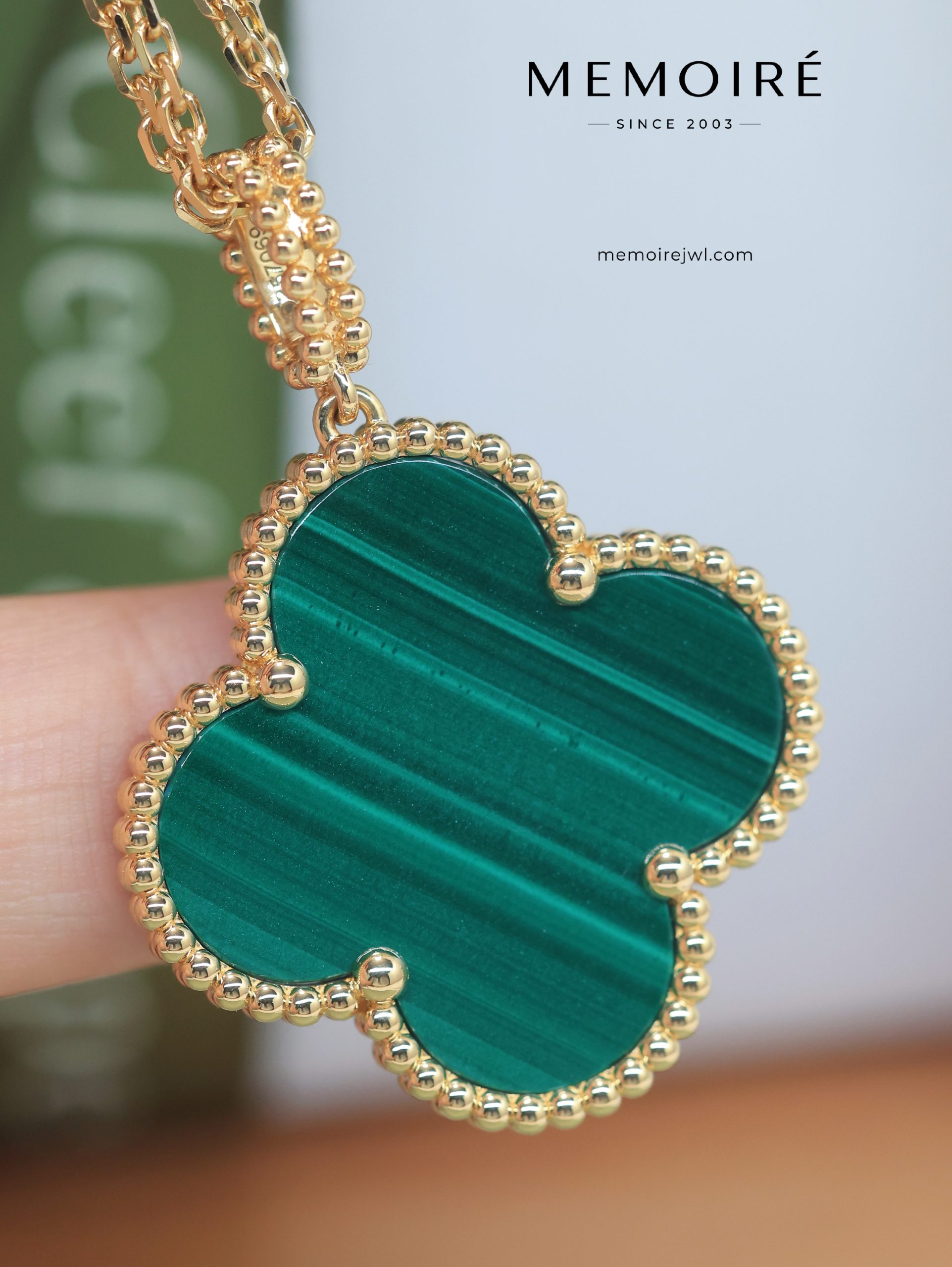 MEMOIRÉ 18K Yellow Gold Malachite Clover Pendant Necklace - Image 5
