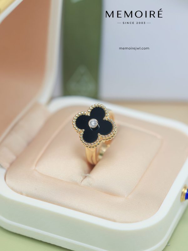 MEMOIRÉ 18K Yellow Gold Onyx and Diamond Clover Ring