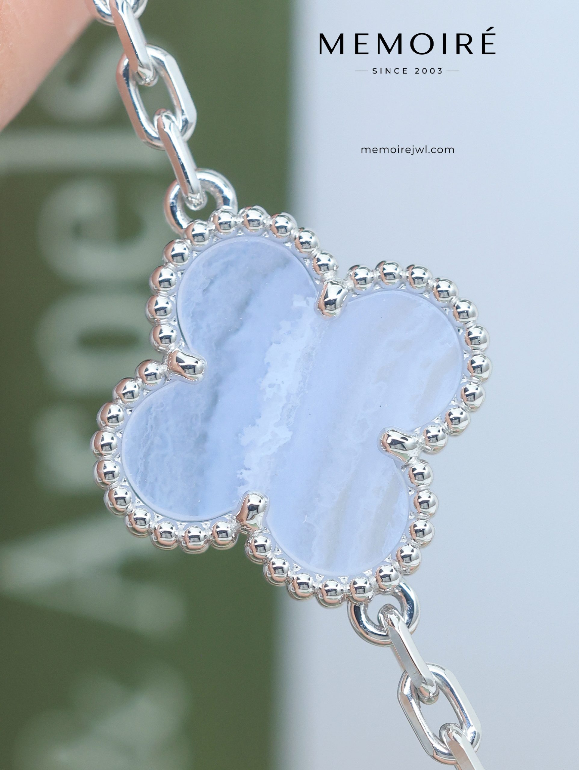 MEMOIRÉ 18K White Gold Blue Lace Agate Clover Bracelet - Image 4