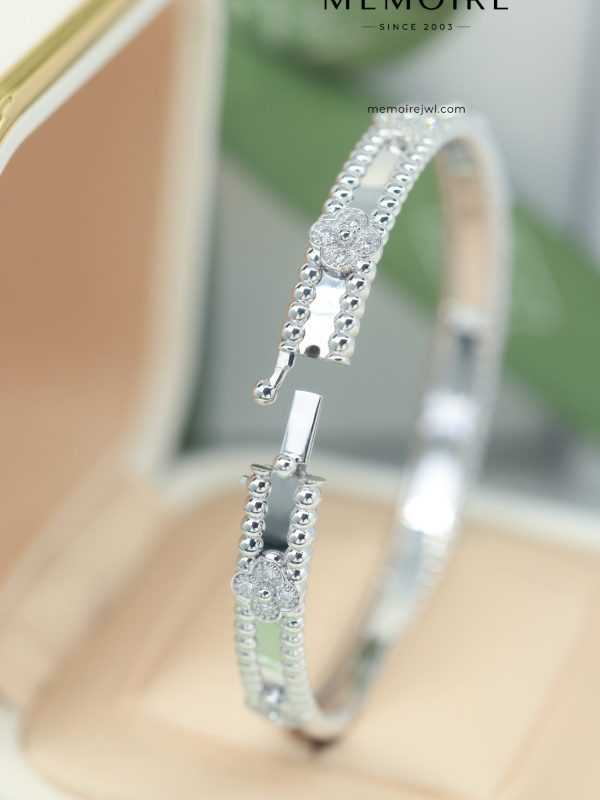 MEMOIRÉ 18K White Gold Diamond Flower Bangle