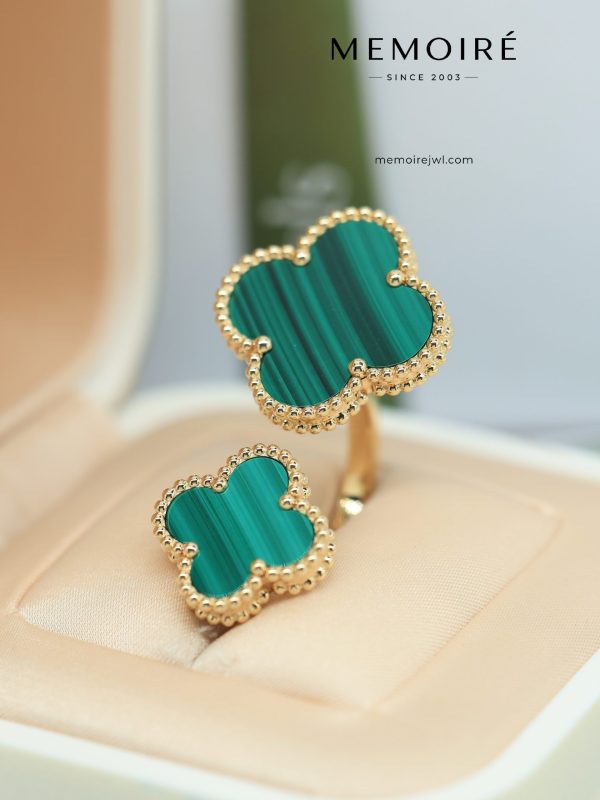 MEMOIRÉ 18K Yellow Gold Malachite Clover Ring