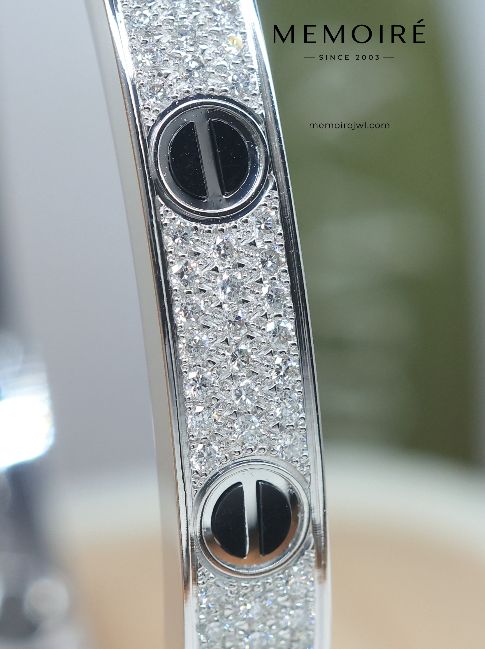 MEMOIRÉ 18K White Gold Full Diamond Love Bangle - Image 4