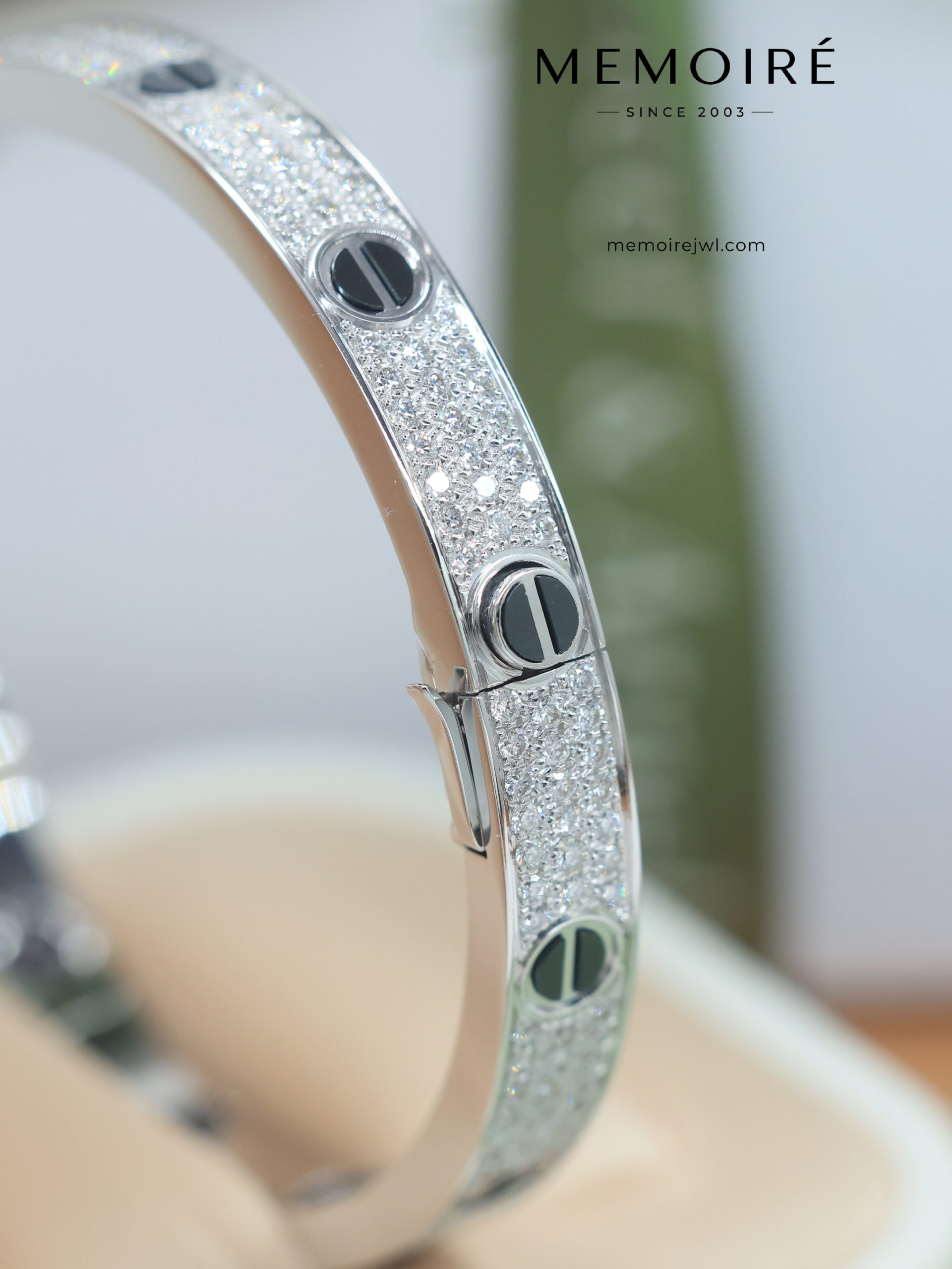 MEMOIRÉ 18K White Gold Full Diamond Love Bangle - Image 5