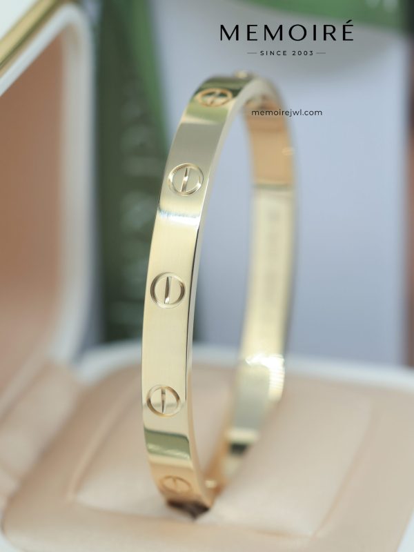 MEMOIRÉ 18K Yellow Gold Love Bangle