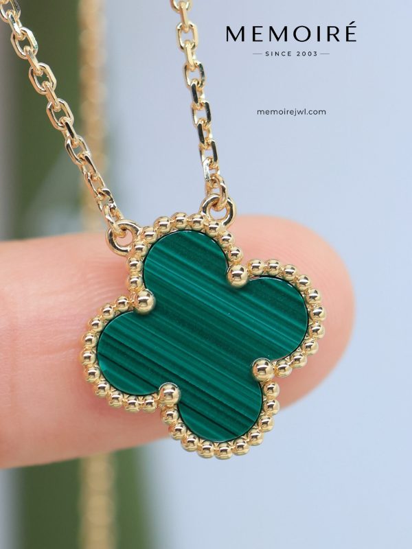 MEMOIRÉ 18K Yellow Gold Malachite Clover Pendant Necklace