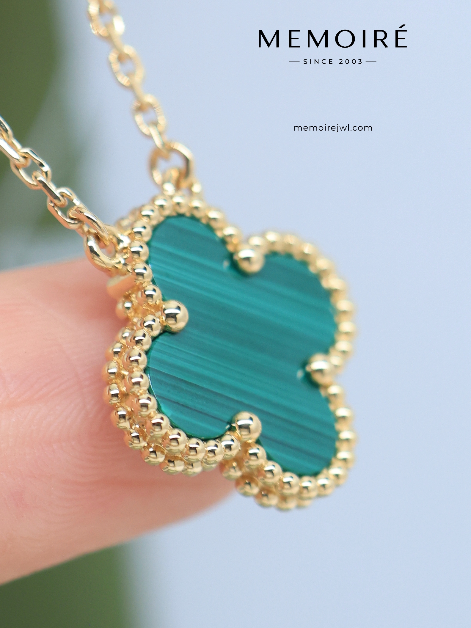 MEMOIRÉ 18K Yellow Gold Malachite Clover Pendant Necklace - Image 3
