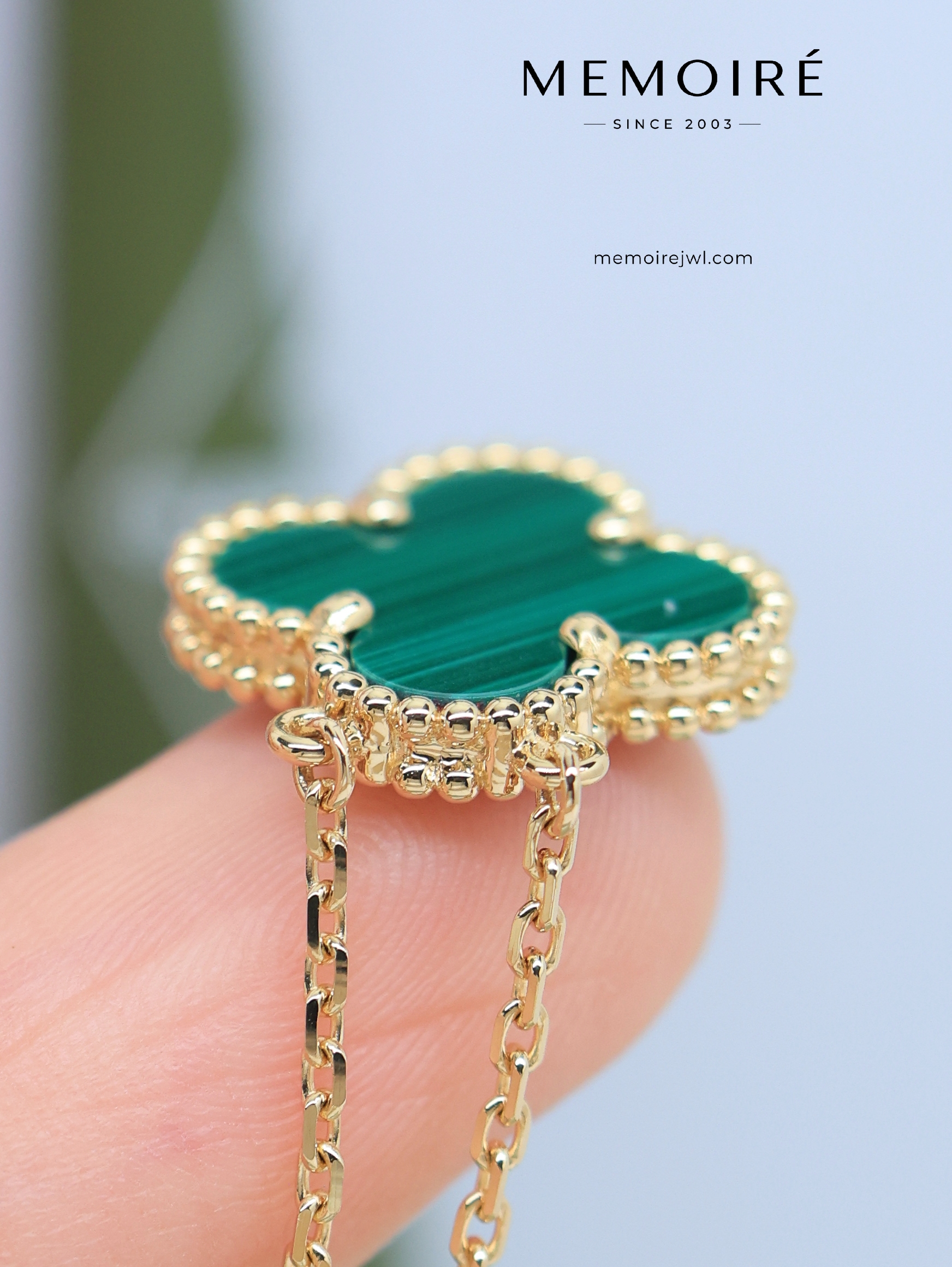 MEMOIRÉ 18K Yellow Gold Malachite Clover Pendant Necklace - Image 5