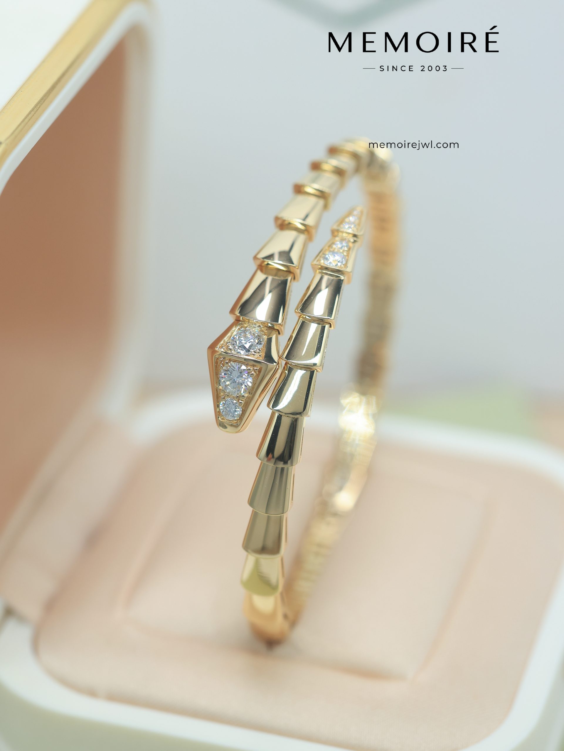 MEMOIRÉ 18K Yellow Gold Snake-Skin Diamond Bangle - Image 4