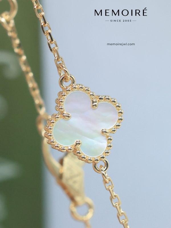 MEMOIRÉ 18K Yellow Gold Mother-of-Pearl Clover Bracelet