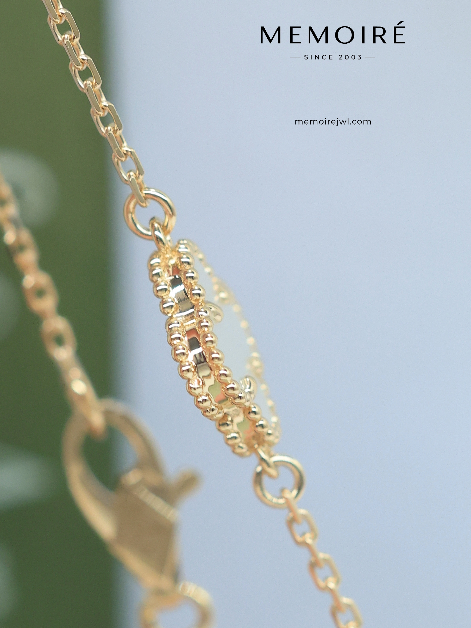 MEMOIRÉ 18K Yellow Gold Mother-of-Pearl Clover Bracelet - Image 3