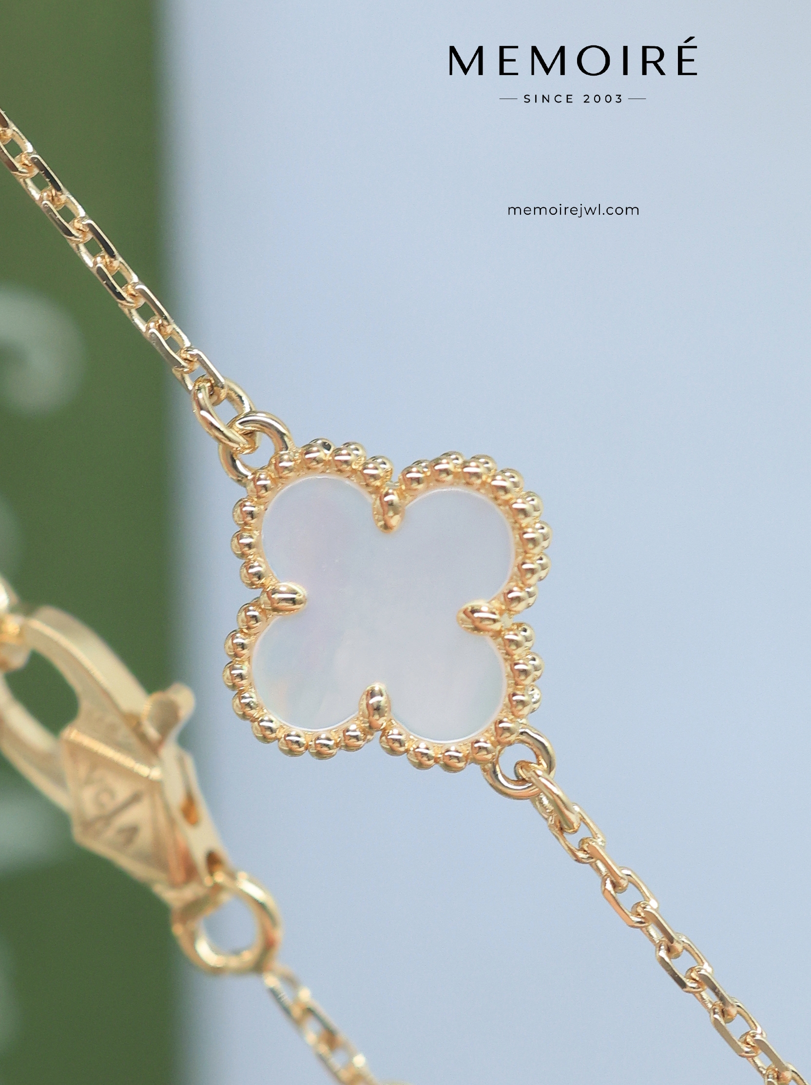 MEMOIRÉ 18K Yellow Gold Mother-of-Pearl Clover Bracelet - Image 4