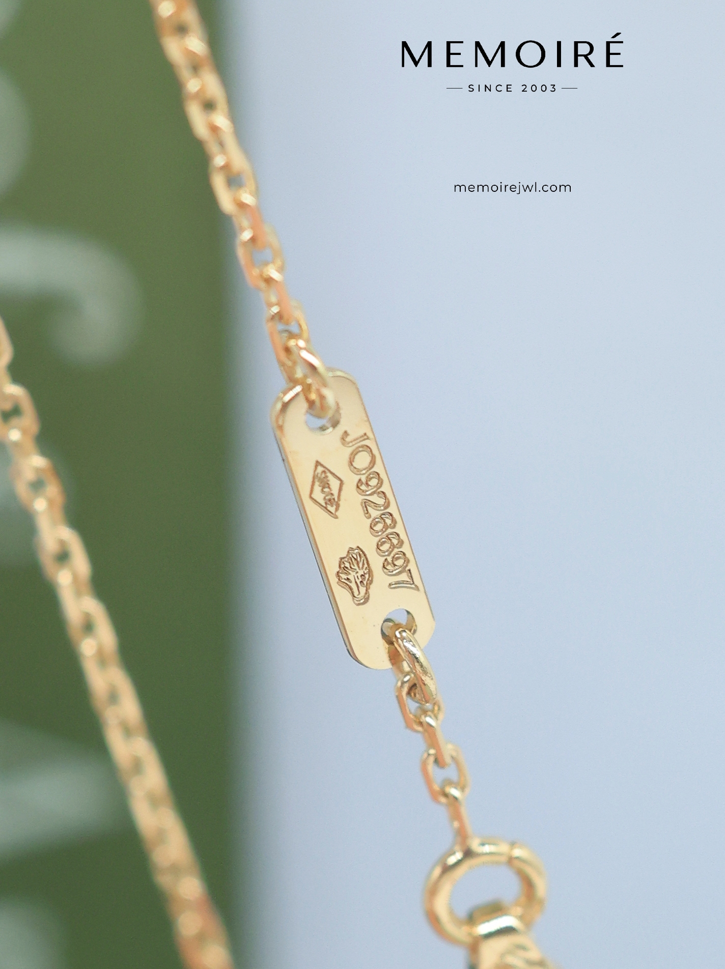MEMOIRÉ 18K Yellow Gold Mother-of-Pearl Clover Bracelet - Image 5