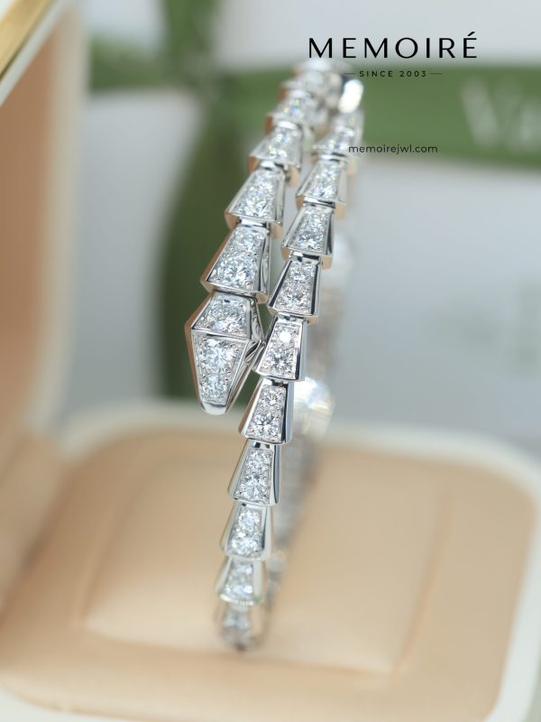 MEMOIRÉ 18K White Gold Snake-Skin Diamond Bangle