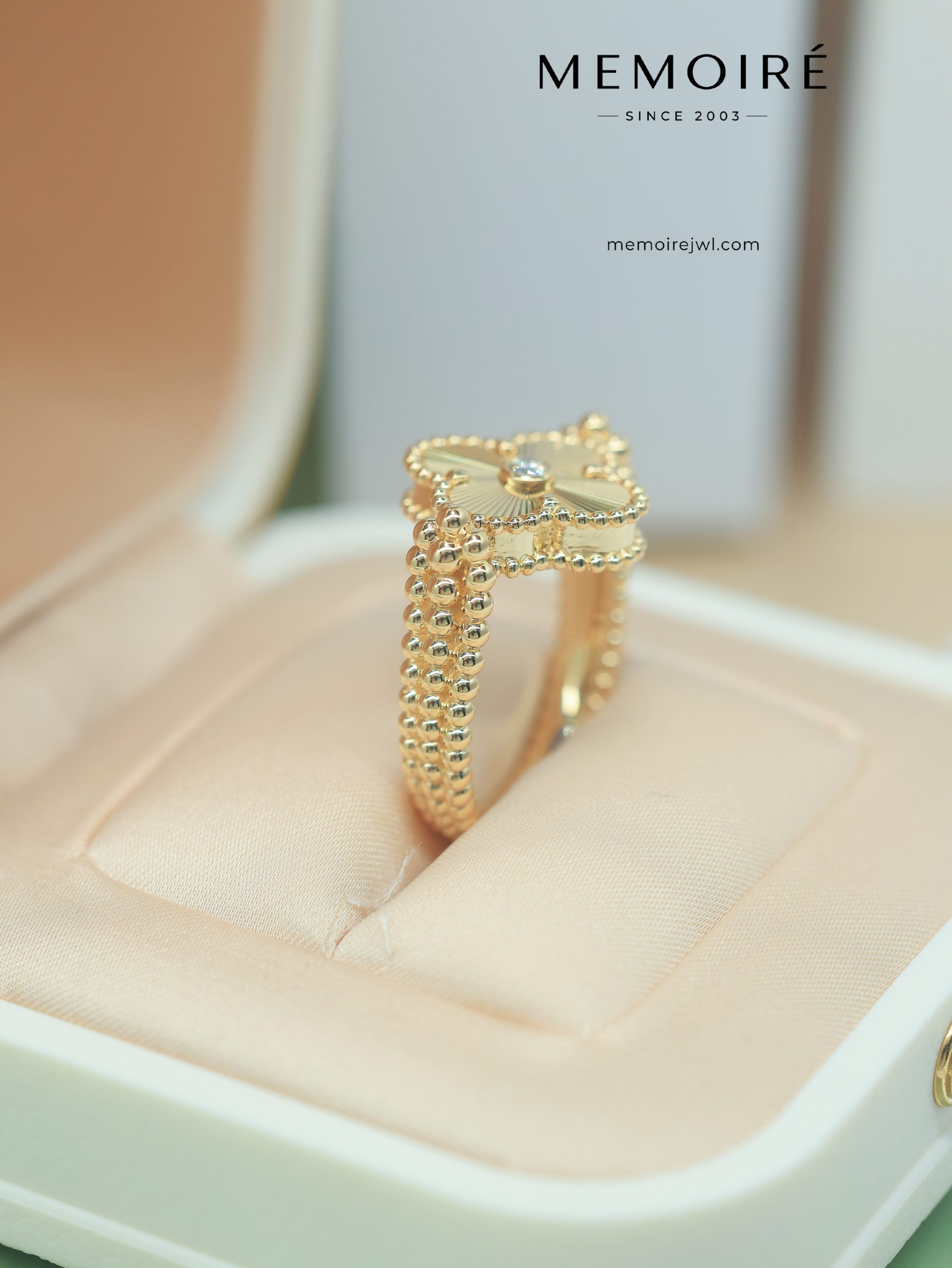 MEMOIRÉ 18K Yellow Gold Sunburst Clover Ring