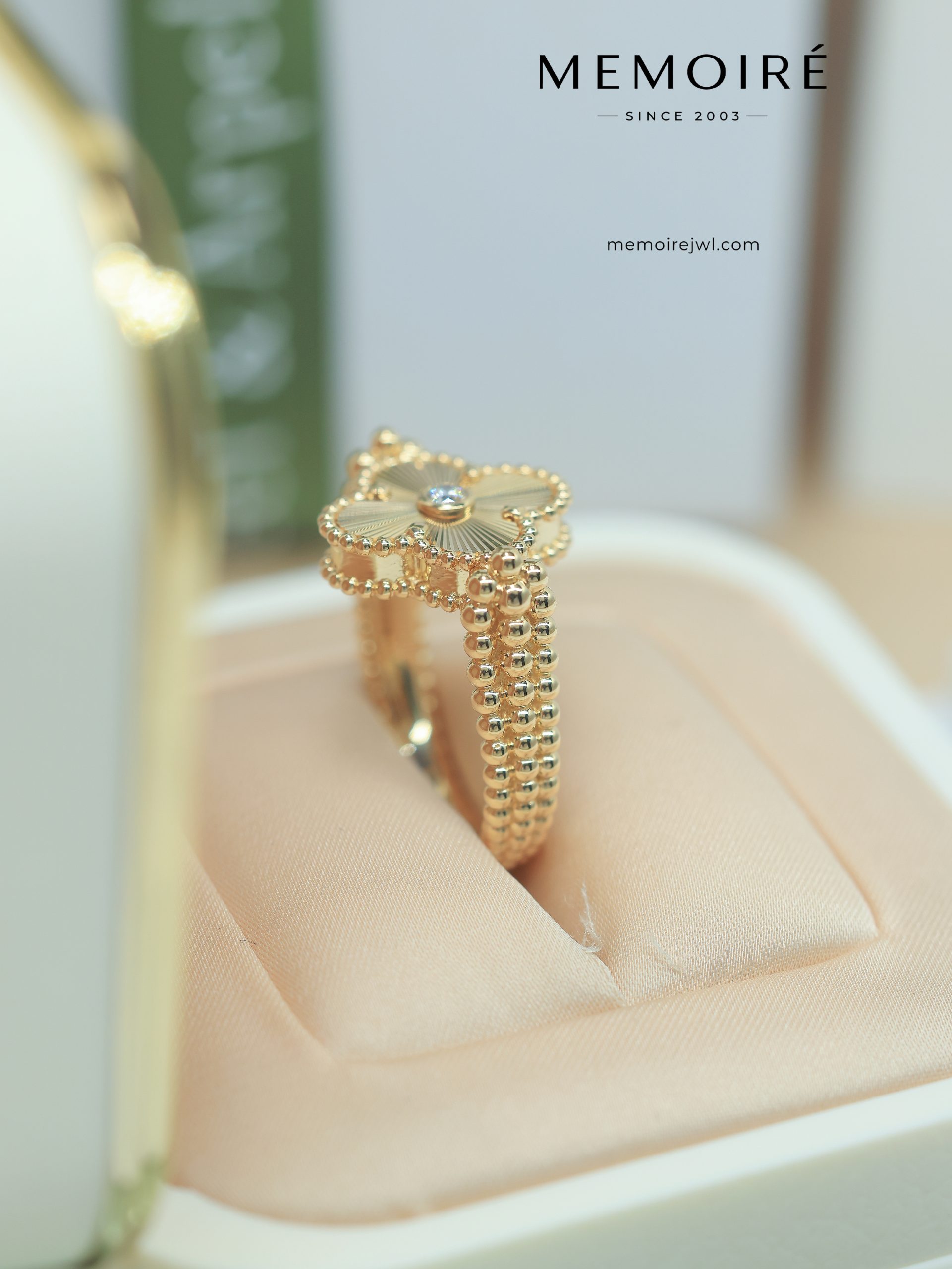 MEMOIRÉ 18K Yellow Gold Sunburst Clover Ring - Image 2
