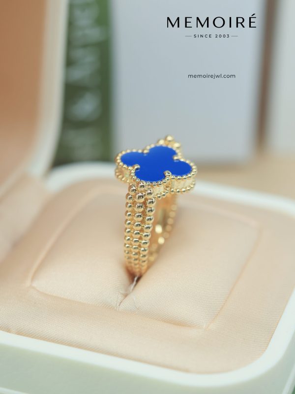 MEMOIRÉ 18K Yellow Gold Blue Agate Clover Ring