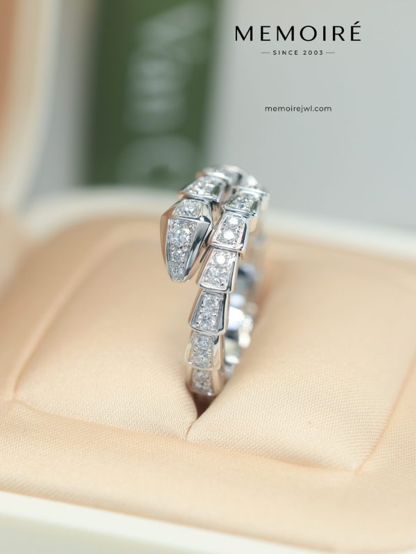 MEMOIRÉ 18K White Gold Snake-Skin Diamond Ring