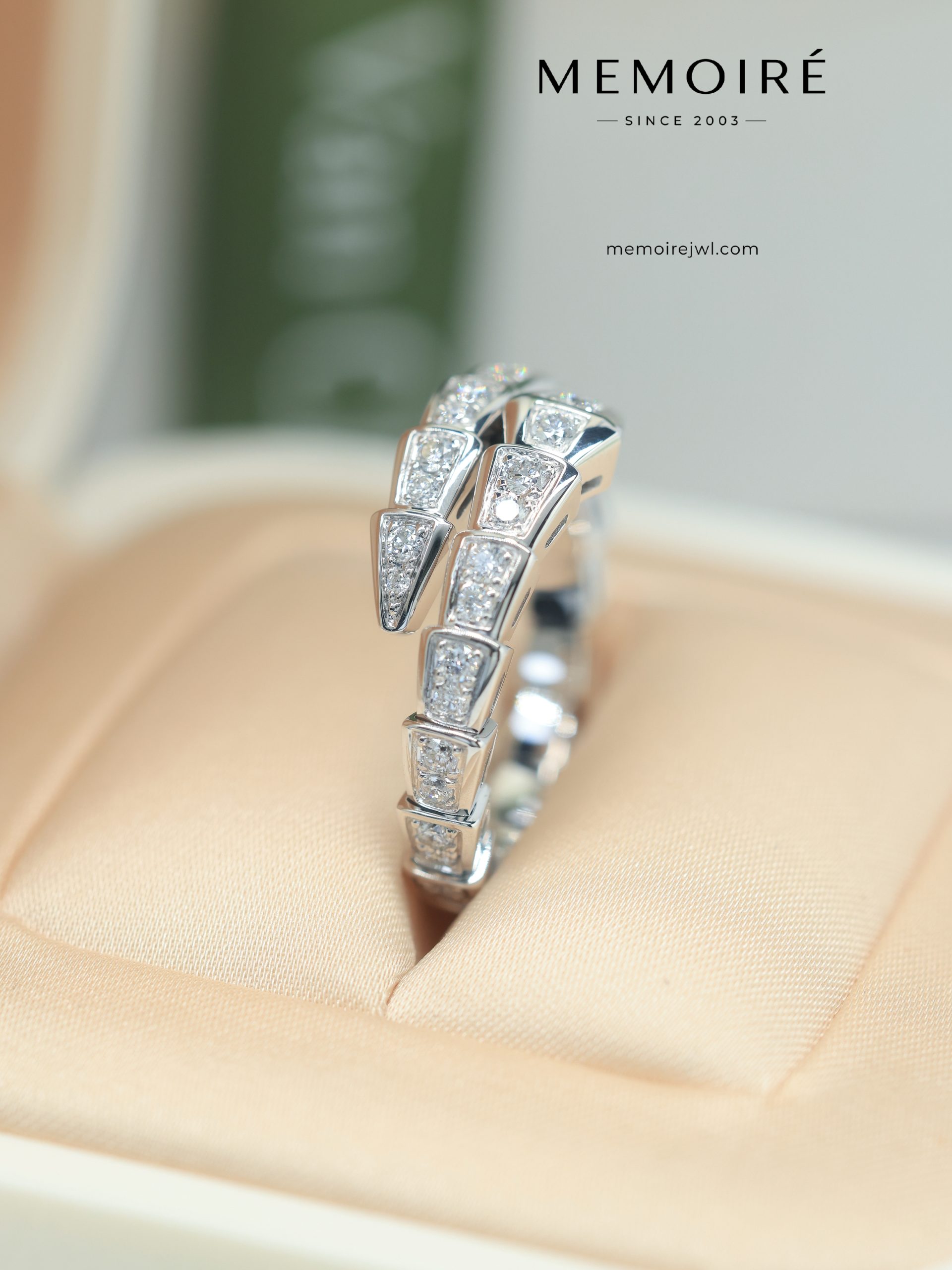 MEMOIRÉ 18K White Gold Snake-Skin Diamond Ring - Image 3