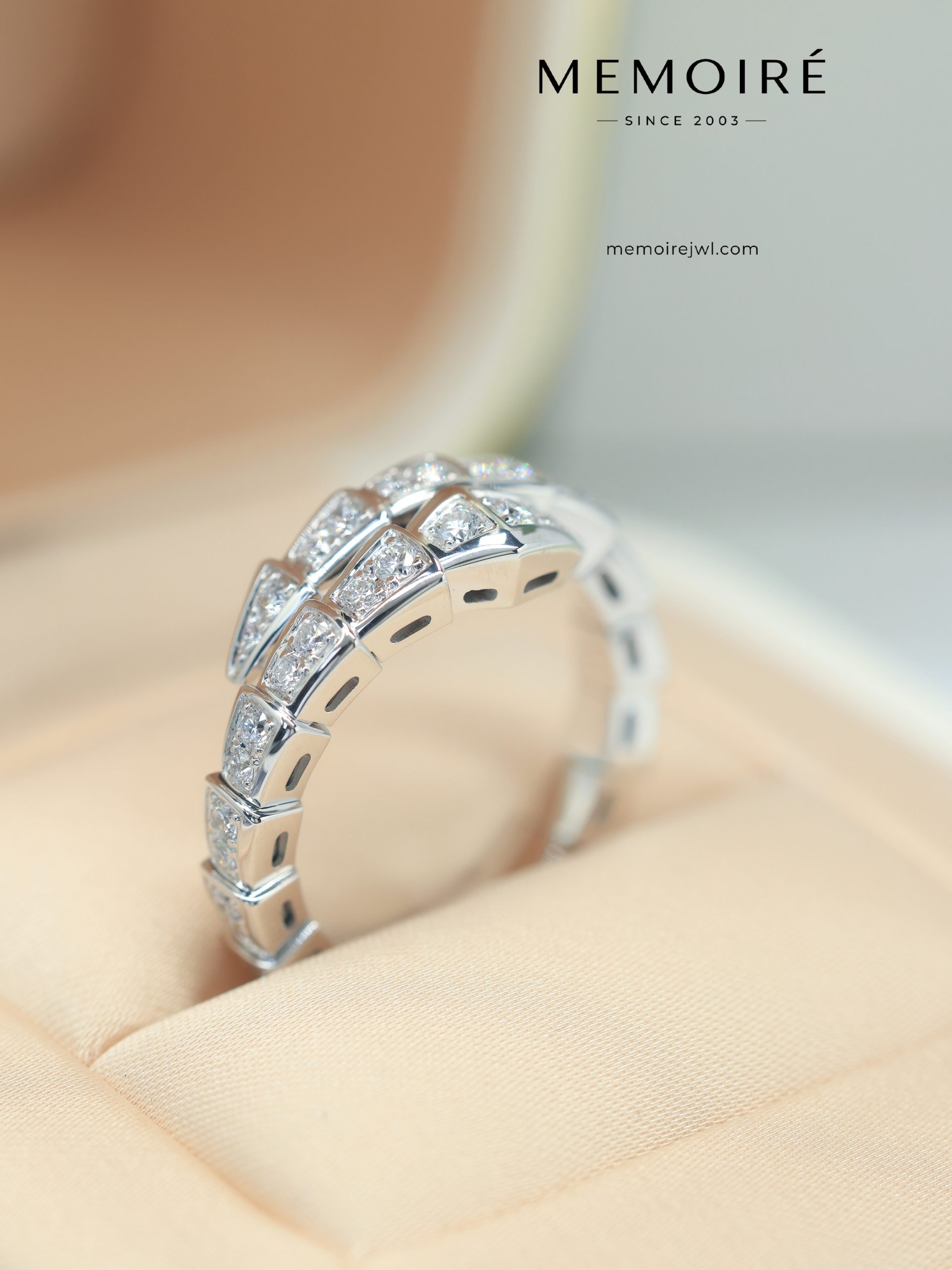 MEMOIRÉ 18K White Gold Snake-Skin Diamond Ring - Image 4