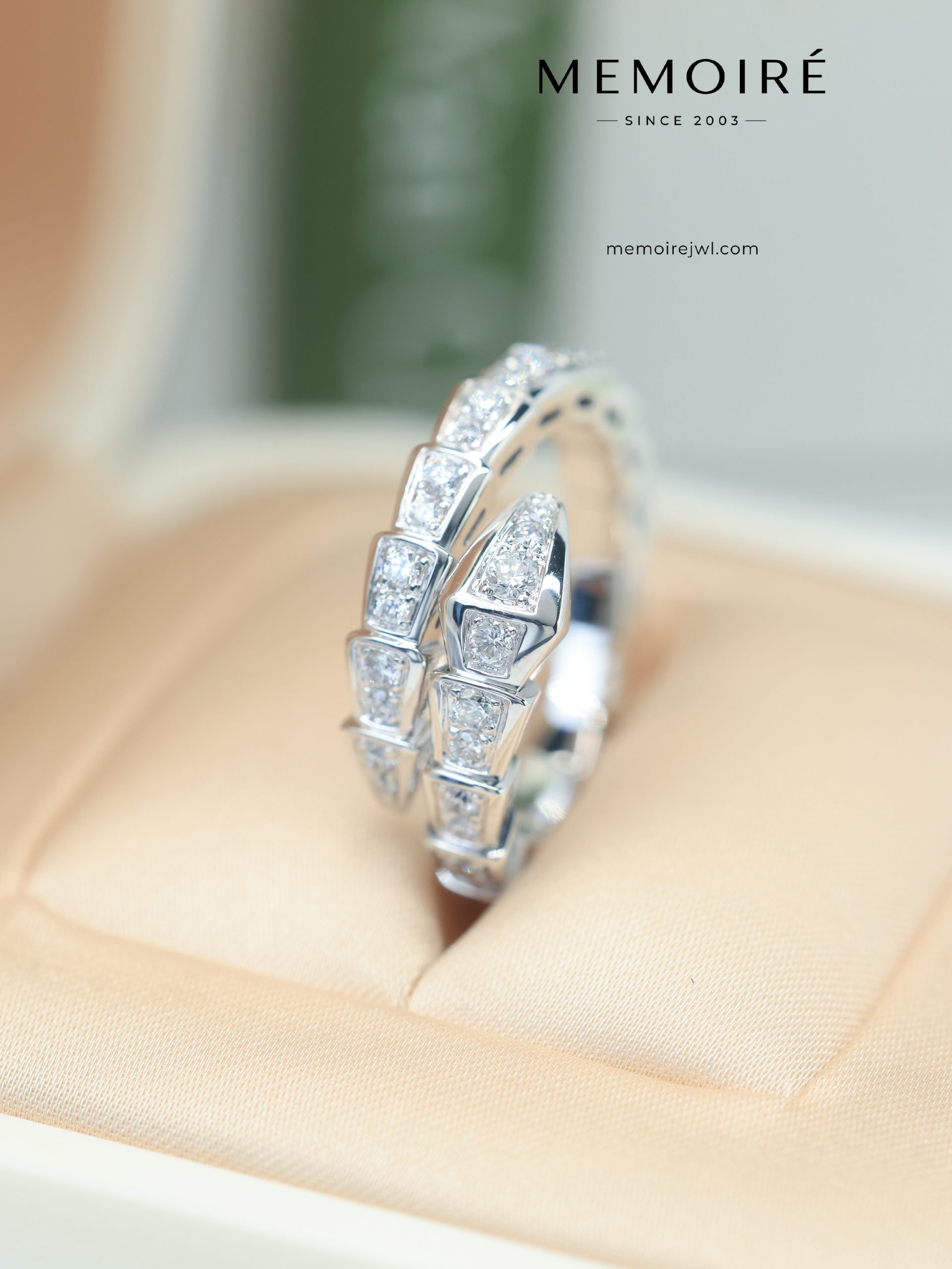 MEMOIRÉ 18K White Gold Snake-Skin Diamond Ring - Image 5
