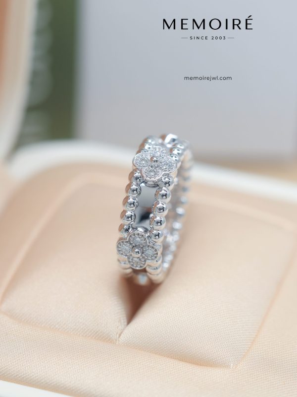 MEMOIRÉ 18K White Gold Diamond Flower Band Ring