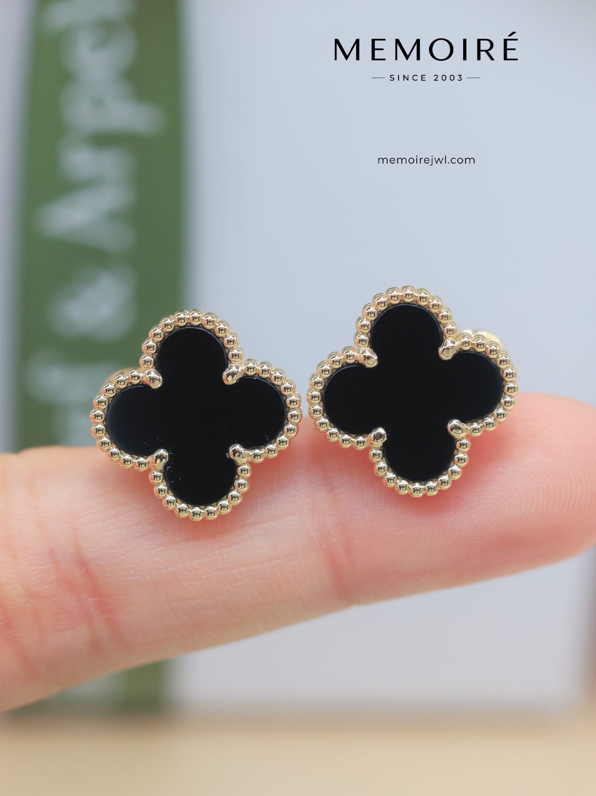 MEMOIRÉ 18K Yellow Gold Onyx Clover Stud Earrings
