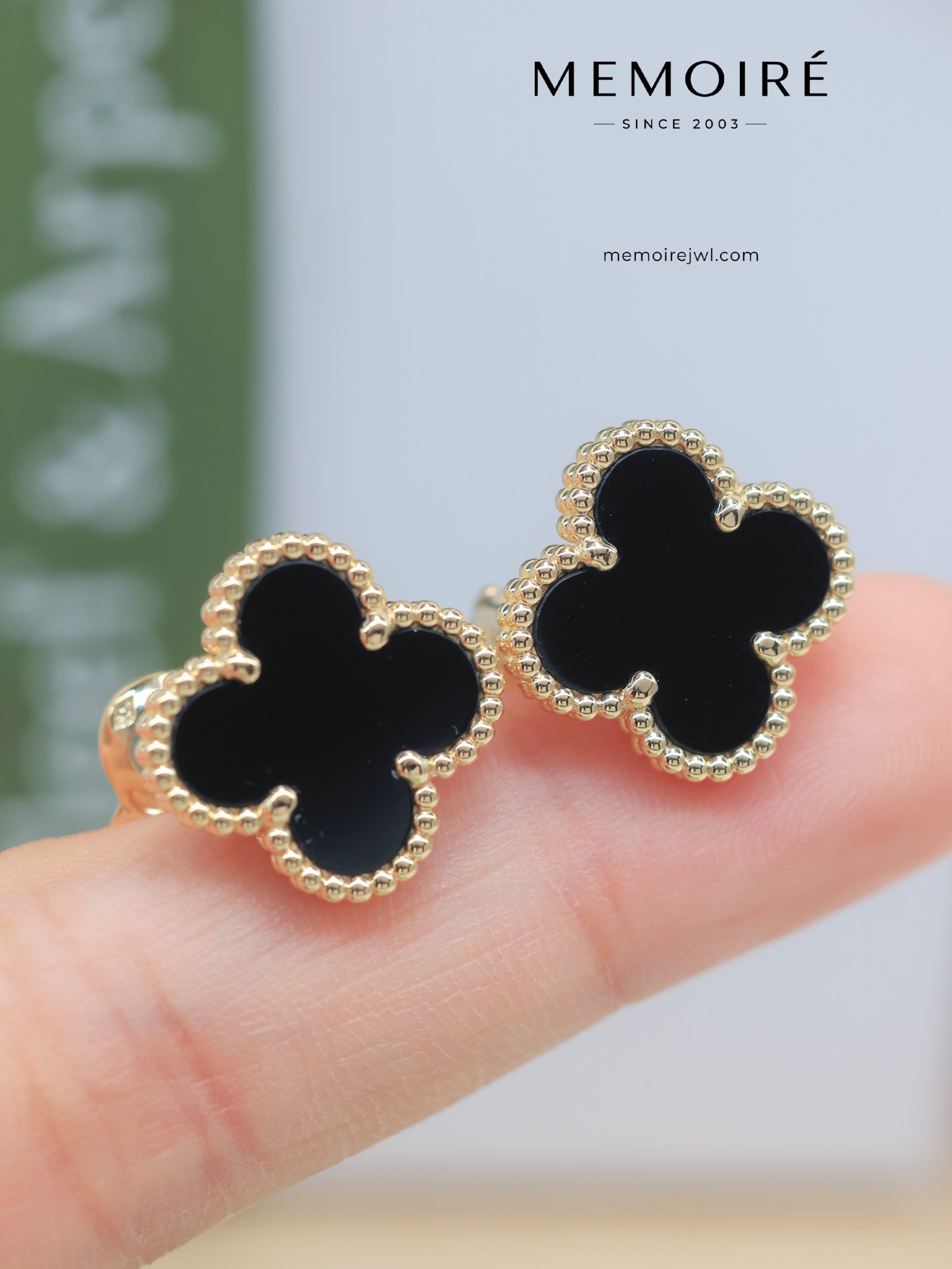 MEMOIRÉ 18K Yellow Gold Onyx Clover Stud Earrings - Image 3