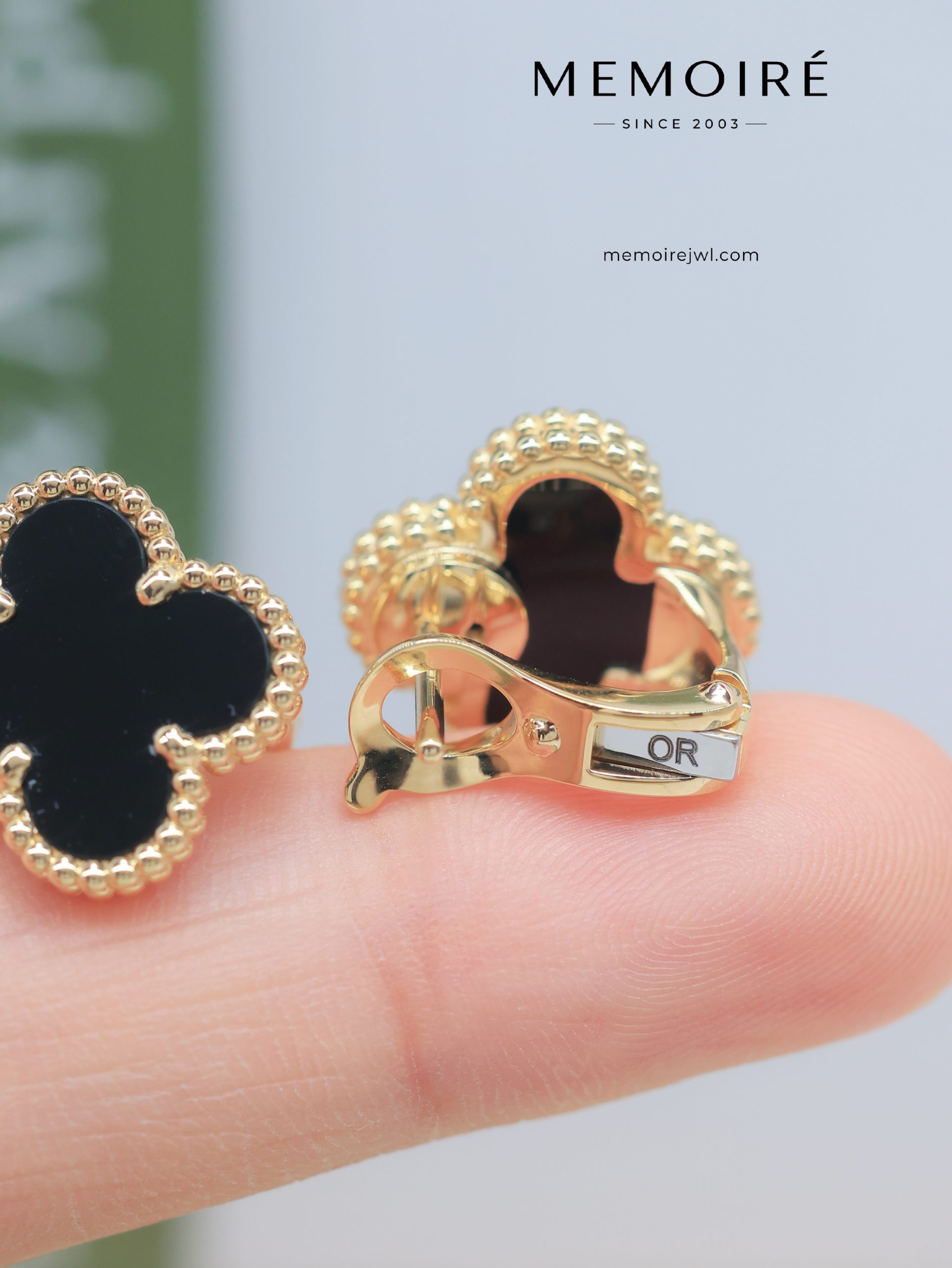 MEMOIRÉ 18K Yellow Gold Onyx Clover Stud Earrings - Image 4