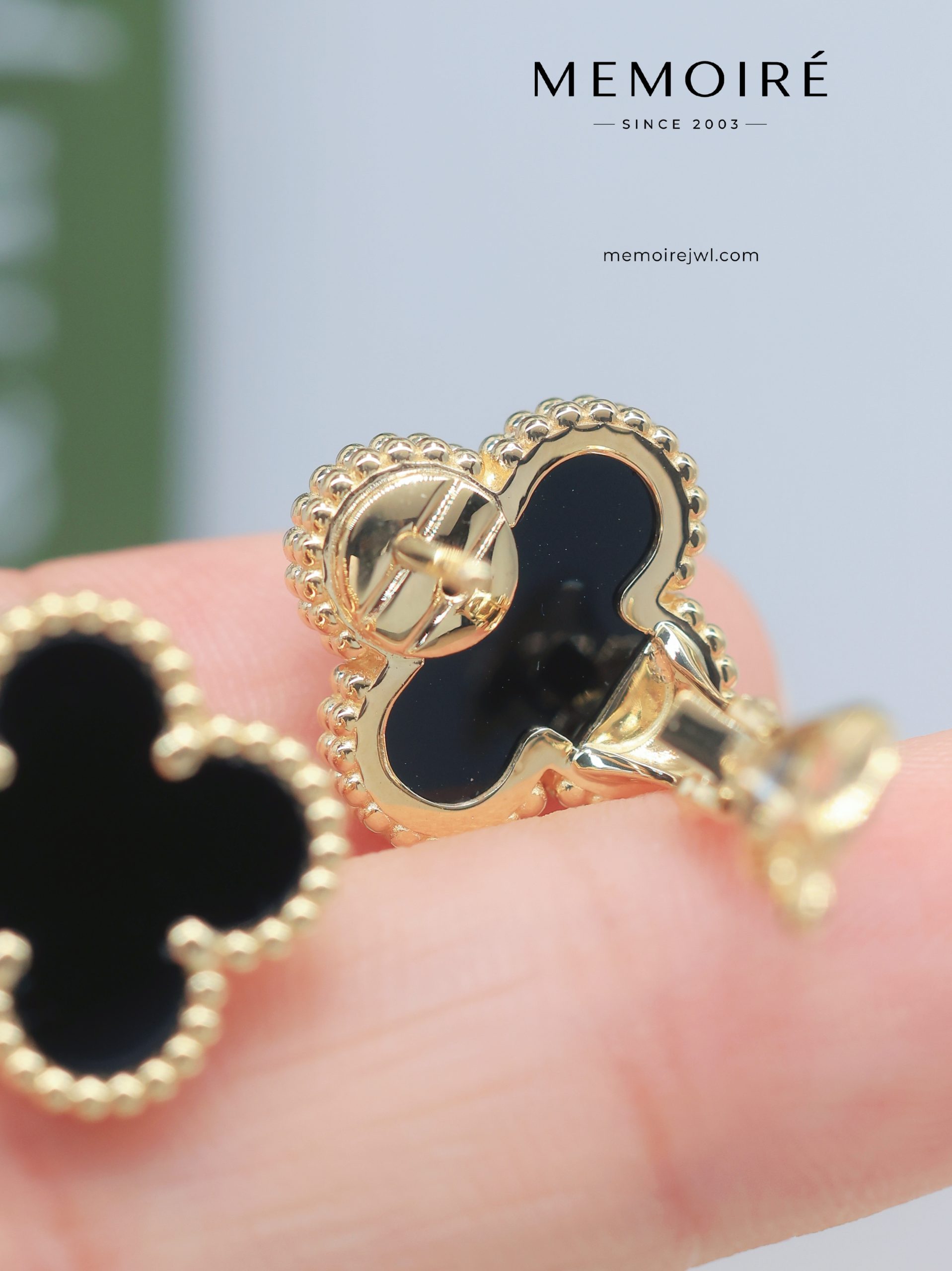 MEMOIRÉ 18K Yellow Gold Onyx Clover Stud Earrings - Image 5