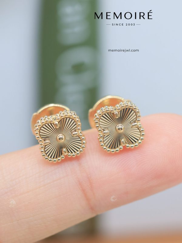 MEMOIRÉ 18K Yellow Gold Guilloché Clover Stud Earrings