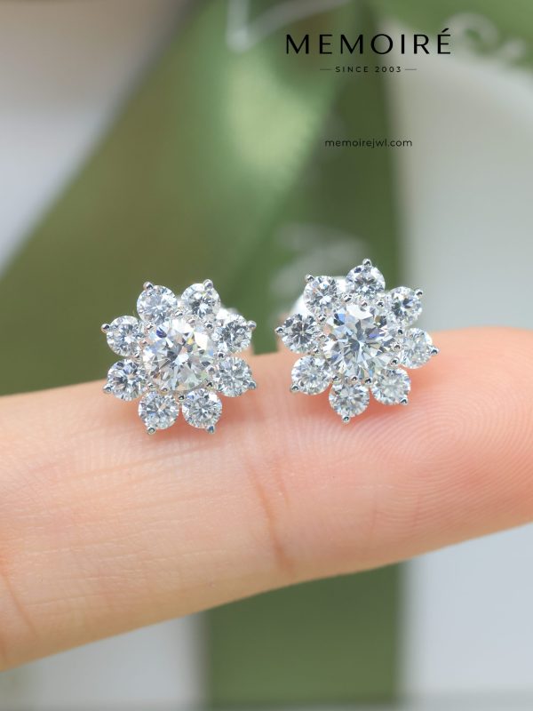 MEMOIRÉ 18K White Gold Sunflower Diamond Stud Earrings