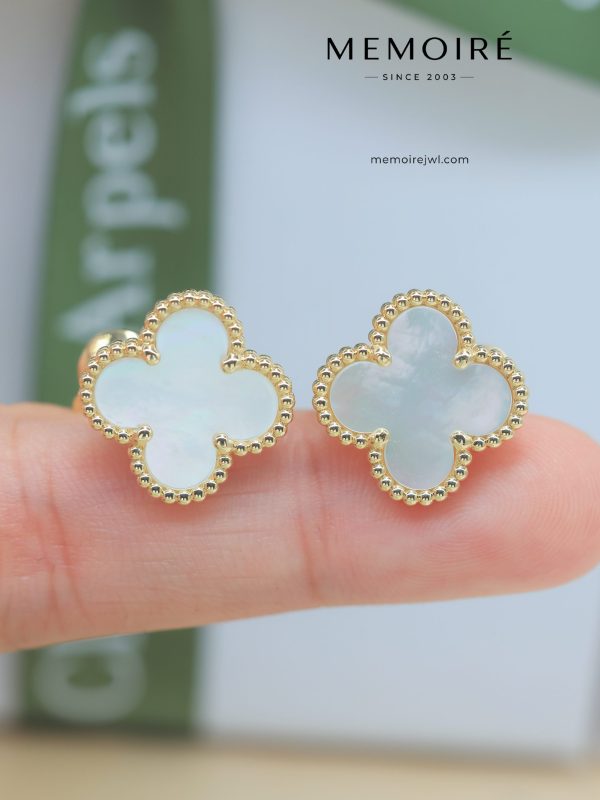 MEMOIRÉ 18K Yellow Gold Mother-of-Pearl Clover Stud Earrings