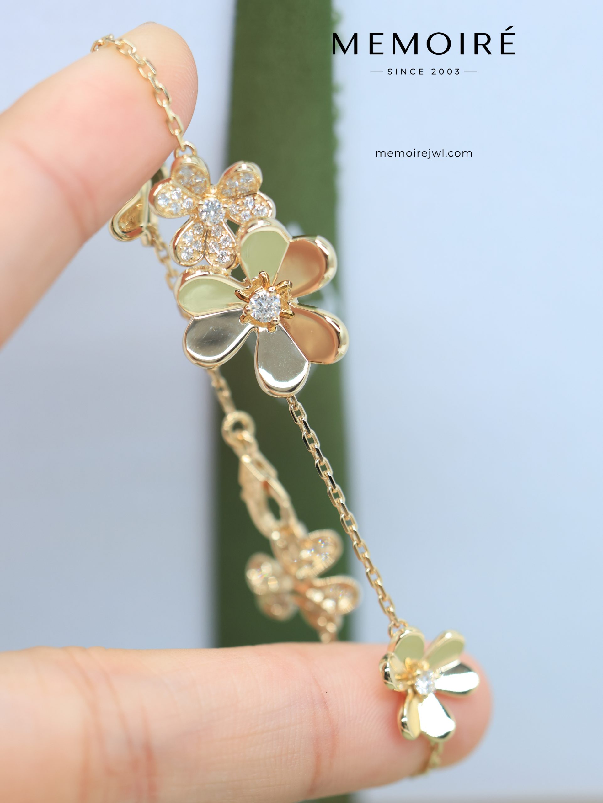 MEMOIRÉ 18K Yellow Gold Mixed-Finish Diamond Flower Bracelet - Image 3