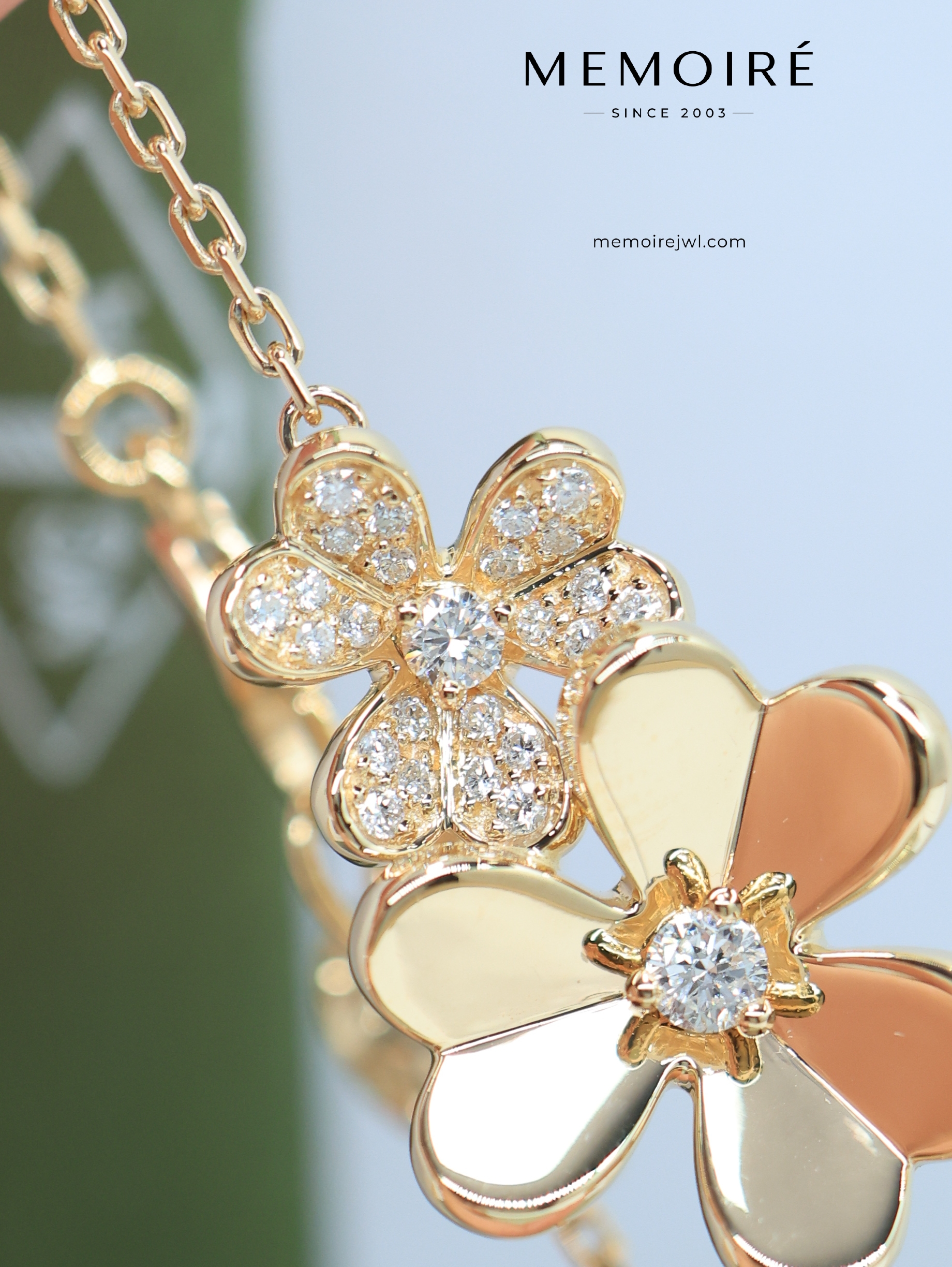 MEMOIRÉ 18K Yellow Gold Mixed-Finish Diamond Flower Bracelet - Image 4