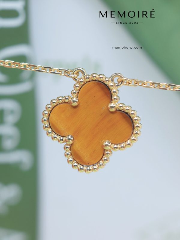MEMOIRÉ 18K Yellow Gold Tiger's Eye Clover Pendant Necklace