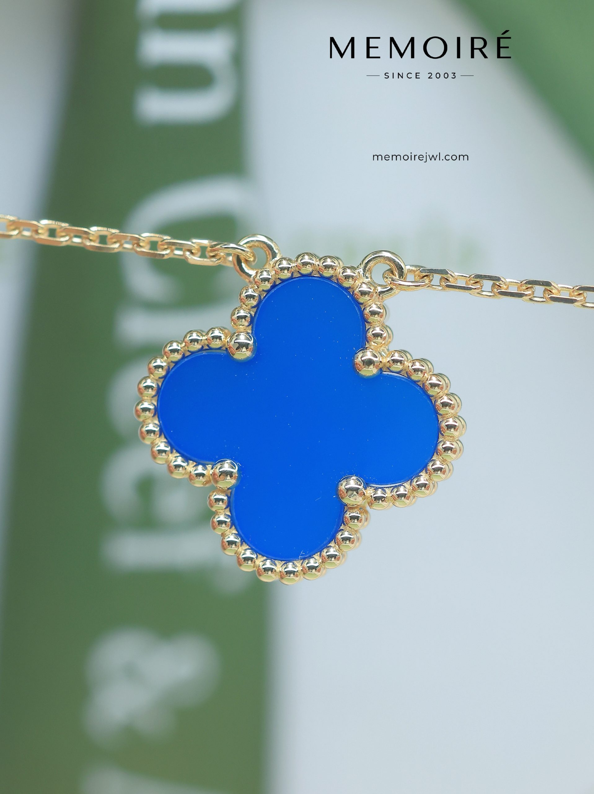 MEMOIRÉ 18K Yellow Gold Blue Agate Clover Pendant Necklace - Image 3