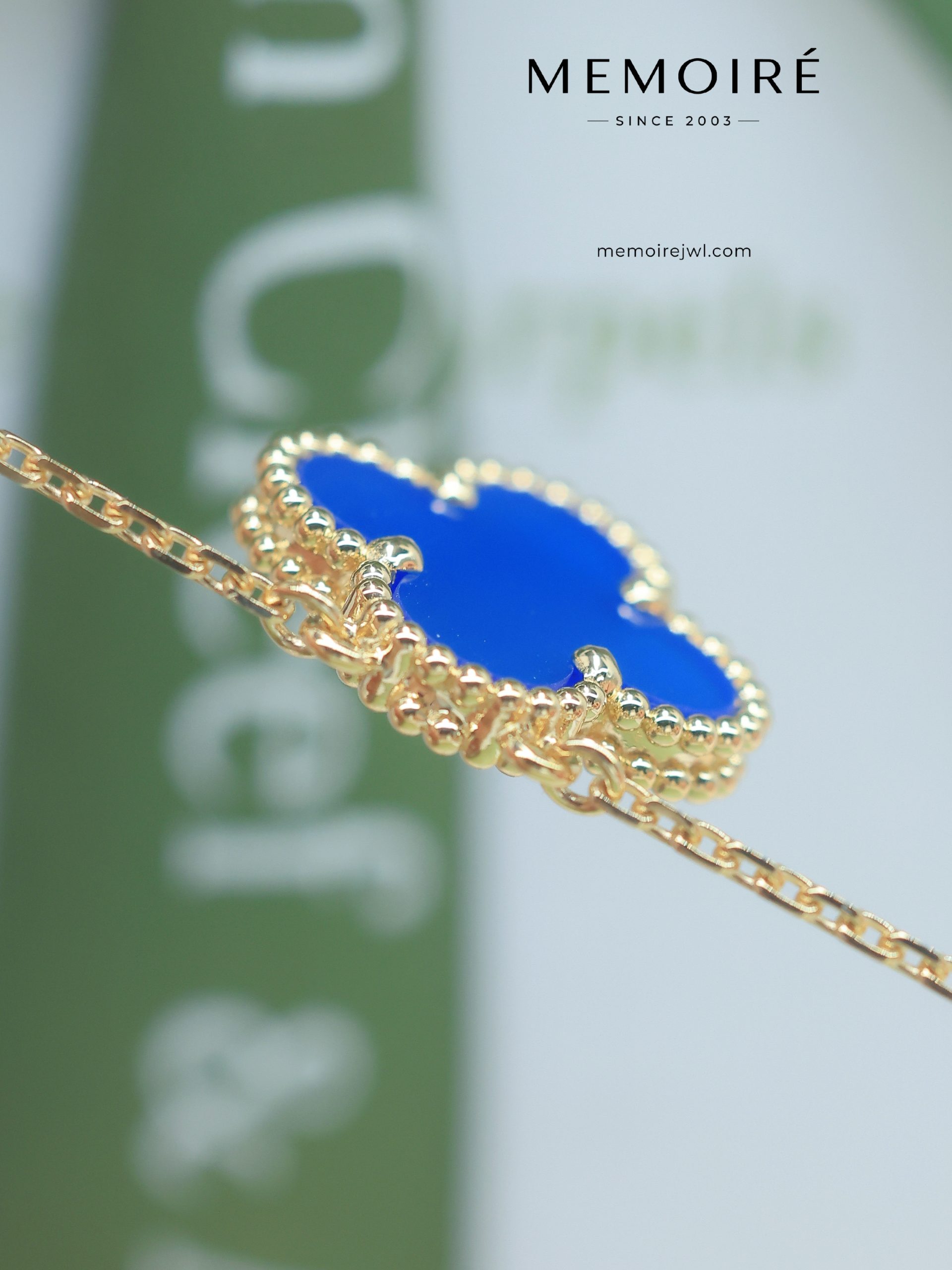 MEMOIRÉ 18K Yellow Gold Blue Agate Clover Pendant Necklace - Image 4