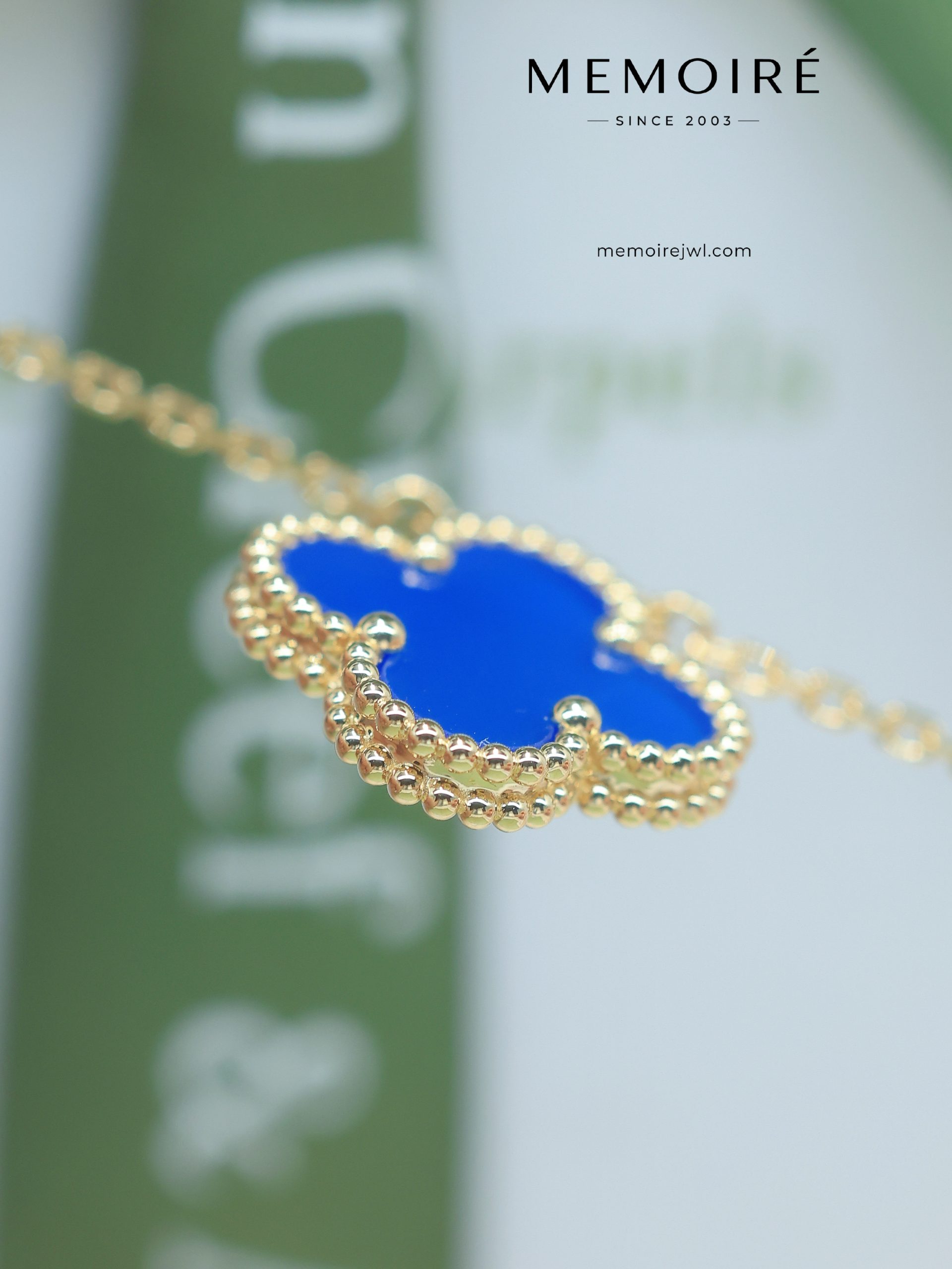 MEMOIRÉ 18K Yellow Gold Blue Agate Clover Pendant Necklace - Image 5