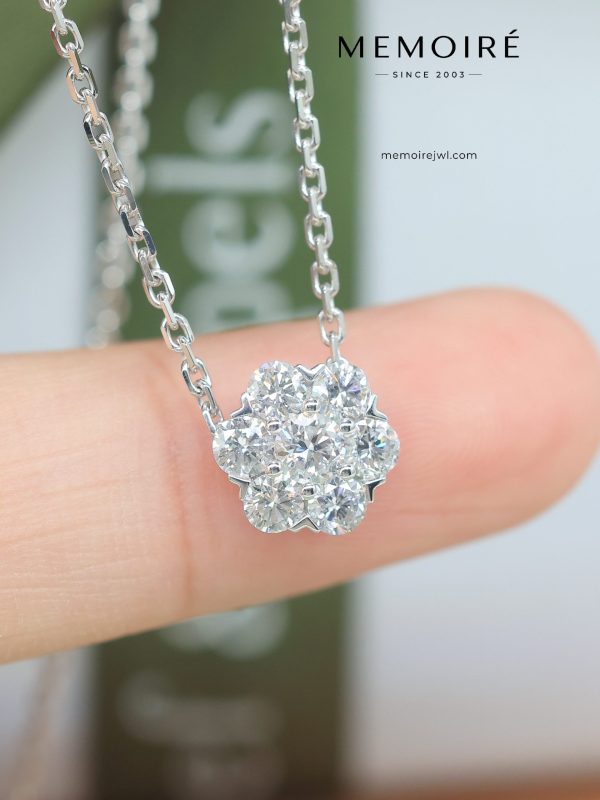 MEMOIRÉ 18K White Gold Flower Cluster Diamond Pendant Necklace