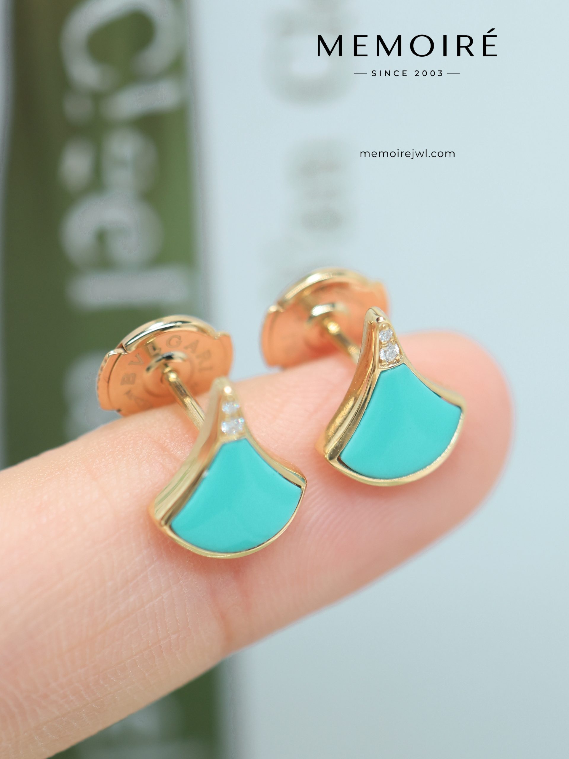 MEMOIRÉ 18K Yellow Gold Turquoise Fan-Shaped Stud Earrings - Image 4