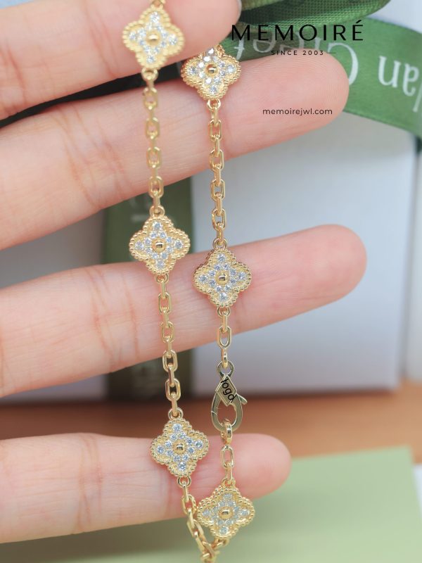 MEMOIRÉ 18K Yellow Gold Full Diamond Clover Bracelet